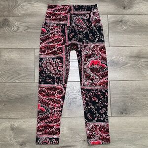 K-Deer High Rise Capri Yoga Leggings Paisley Red Black Size Small